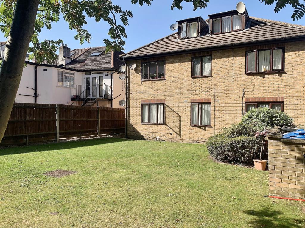 Lot: 74 - TENANTED ONE-BEDROOM FIRST FLOOR FLAT -